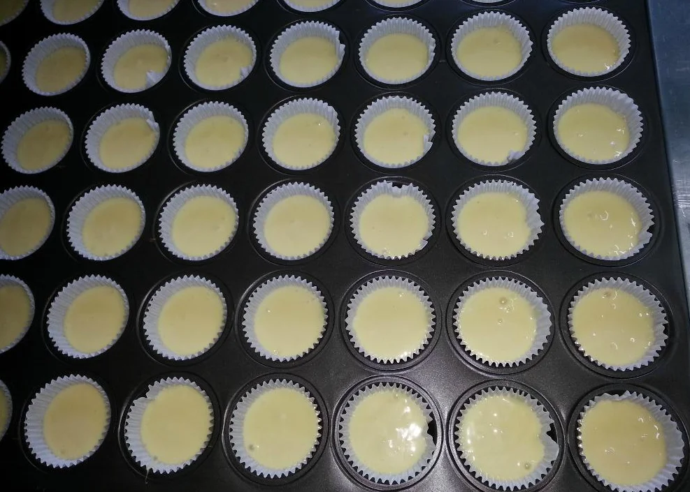 High efficiency automatic cup cake filling grouting machine / cake injection machine