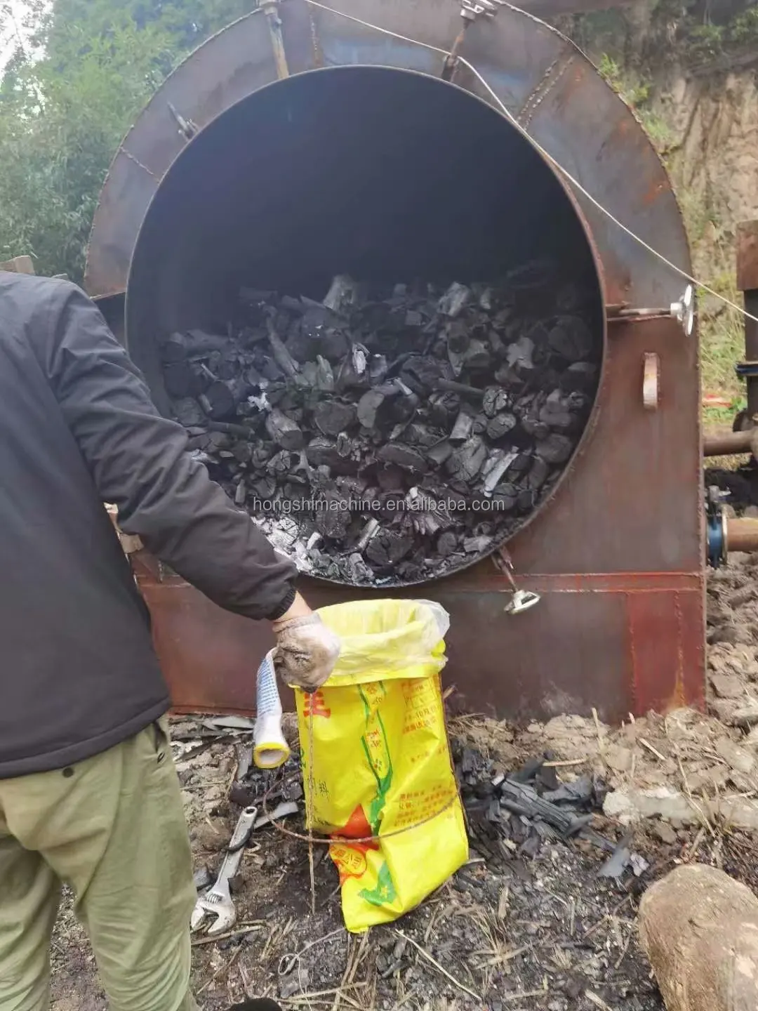 Horizontal Continuous Coconut Shell Carbonizing Stove Furnace Olive Tree Woods Charcoal Making Machine