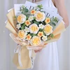 Fiore in filato soffice a 6 rose, giallo sfumato.
