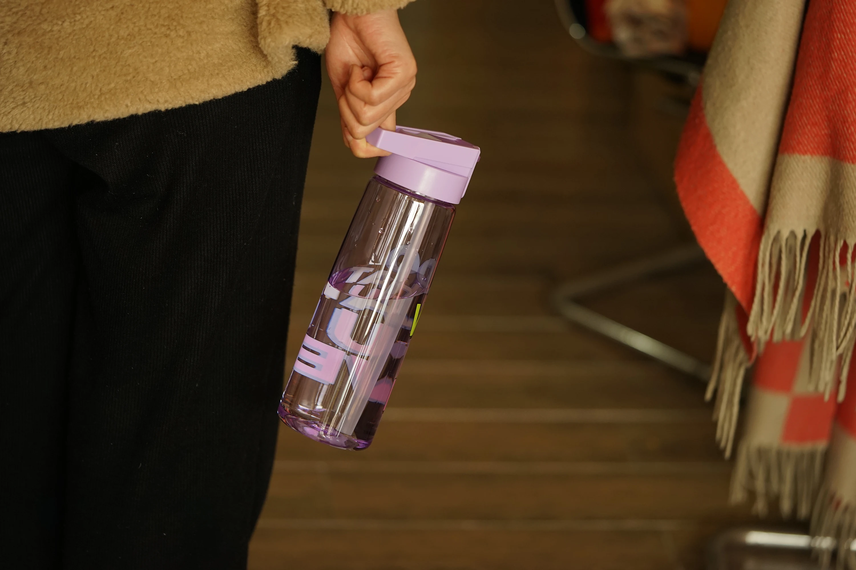 BPA-Free 800ml Kids Plastic Sports Water Bottle with Cap Classic Outdoor Design for Hiking & Travel With Straw