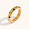 Anillo liso con diamante redondo en oro y verde.