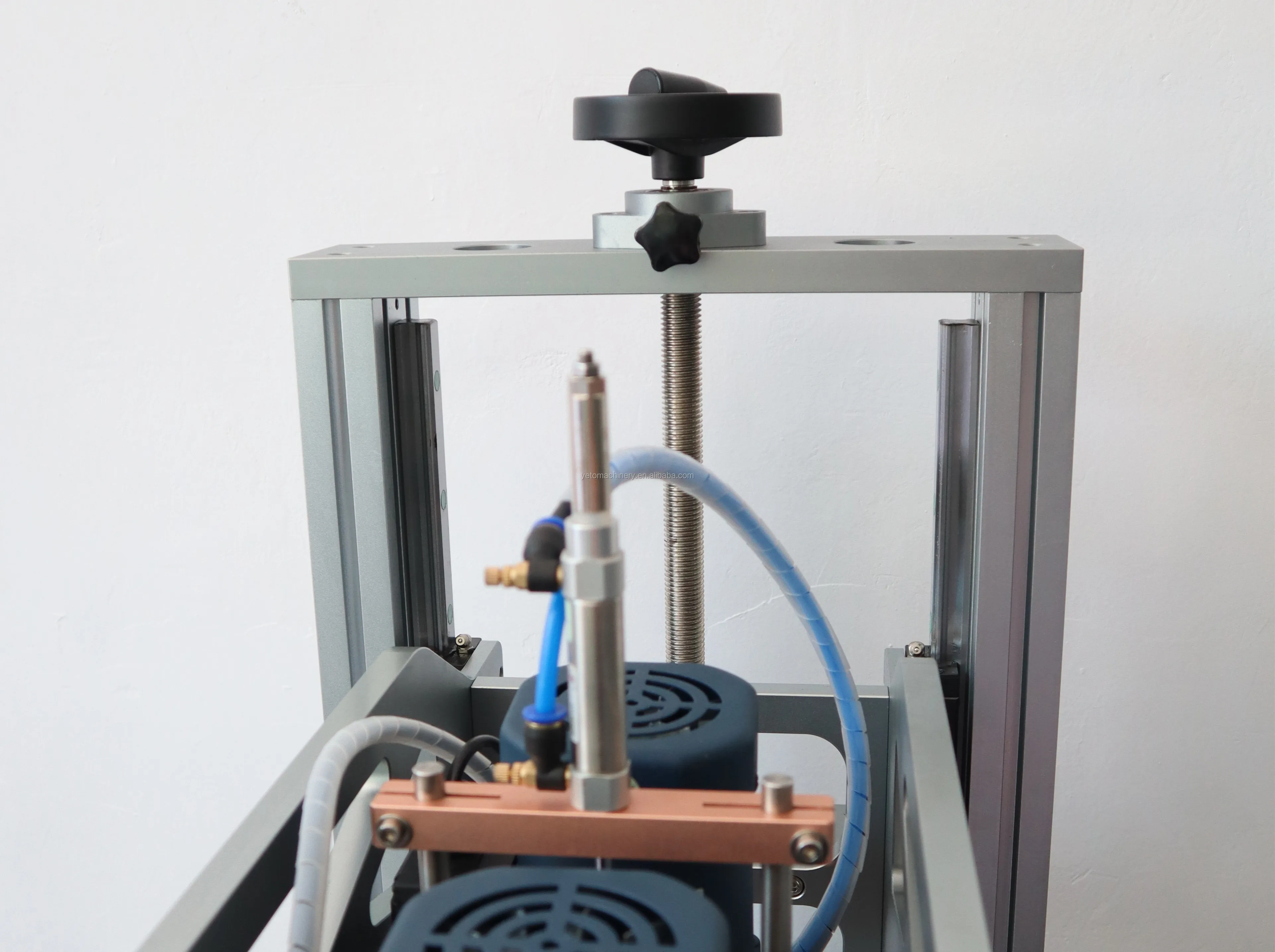 Фабричная стоимость автоматическая машина стол маленькой живой хорошенькой кошечки флакон-капельница машина для укупорки бутылок для эфирных масел, глазные капли