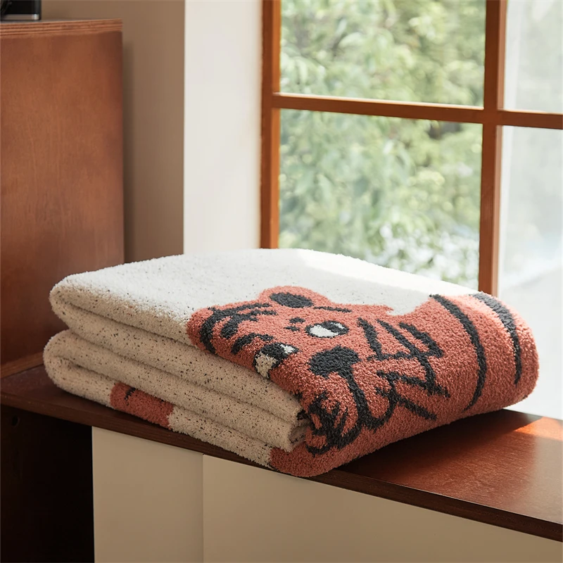 New design light weight 100% polyester cute tiger jacquard knitted throw blanket for winter home decoration sofa and travel FSH supplier