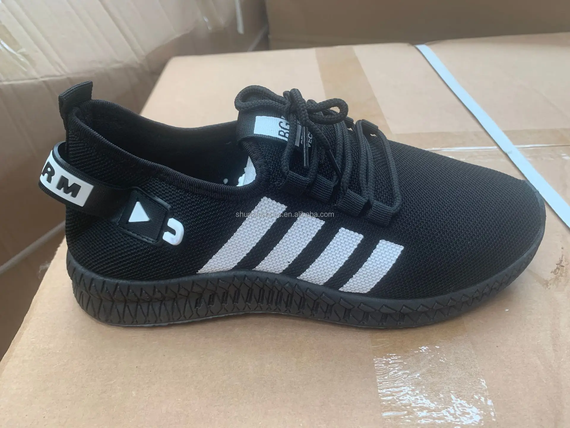 Low Price Henan Custom Mesh Breathable Light Weight Low MOQ in Stock Shoes Sport Men Running Sports Shoes Men's Shoes