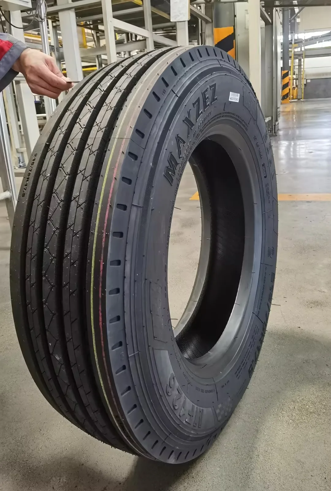 235/75R17.5 Rib Pattern TBR All Position MAXZEZ MF126 Truck Tyre