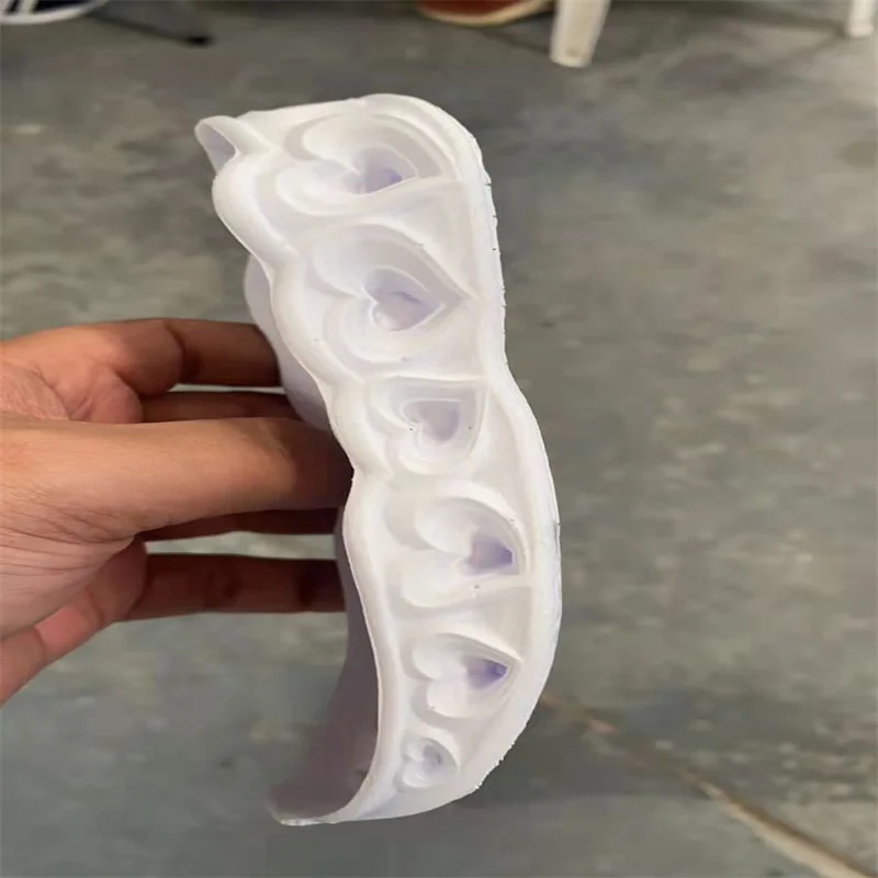 Wholesale custom fashion comfortable boys' shoes with LED flashing lights and soft plastic badges