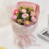 Bouquet di lana rosa con piccole rose e margherite