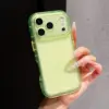 La piccola ragazza verde semitrasparente con nebbia di ghiaccio si trasforma istantaneamente
