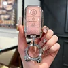 Un anillo de diamantes rosa