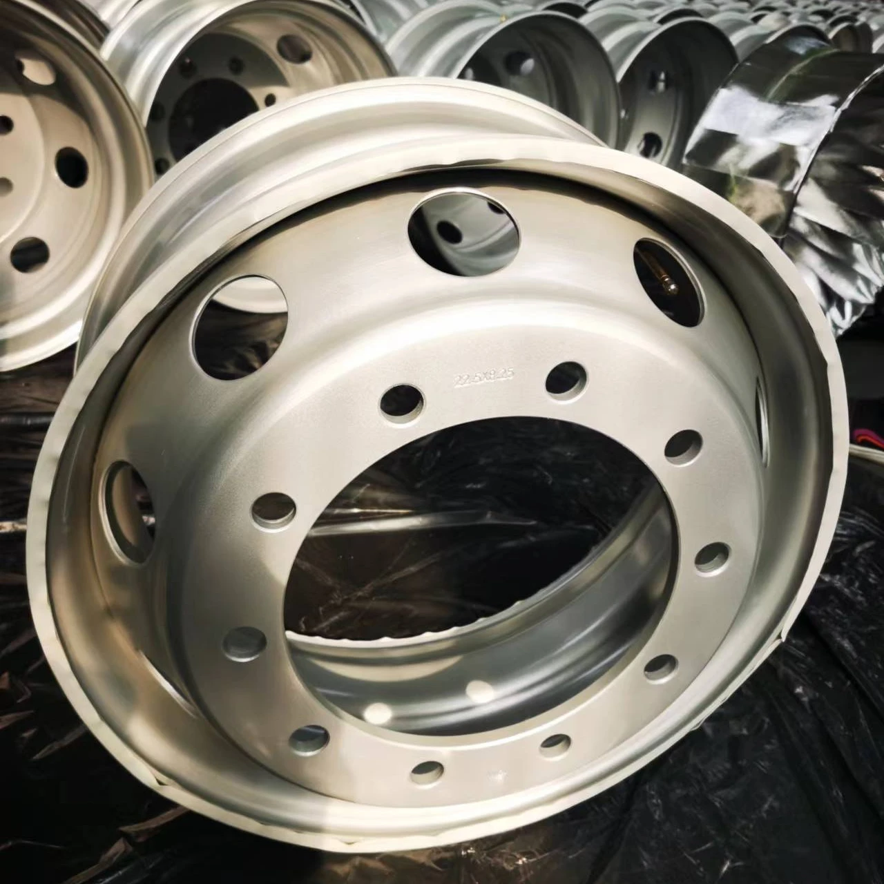 アルミ合金製トラックホイール22.5x9.00、スチール製トラックホイール