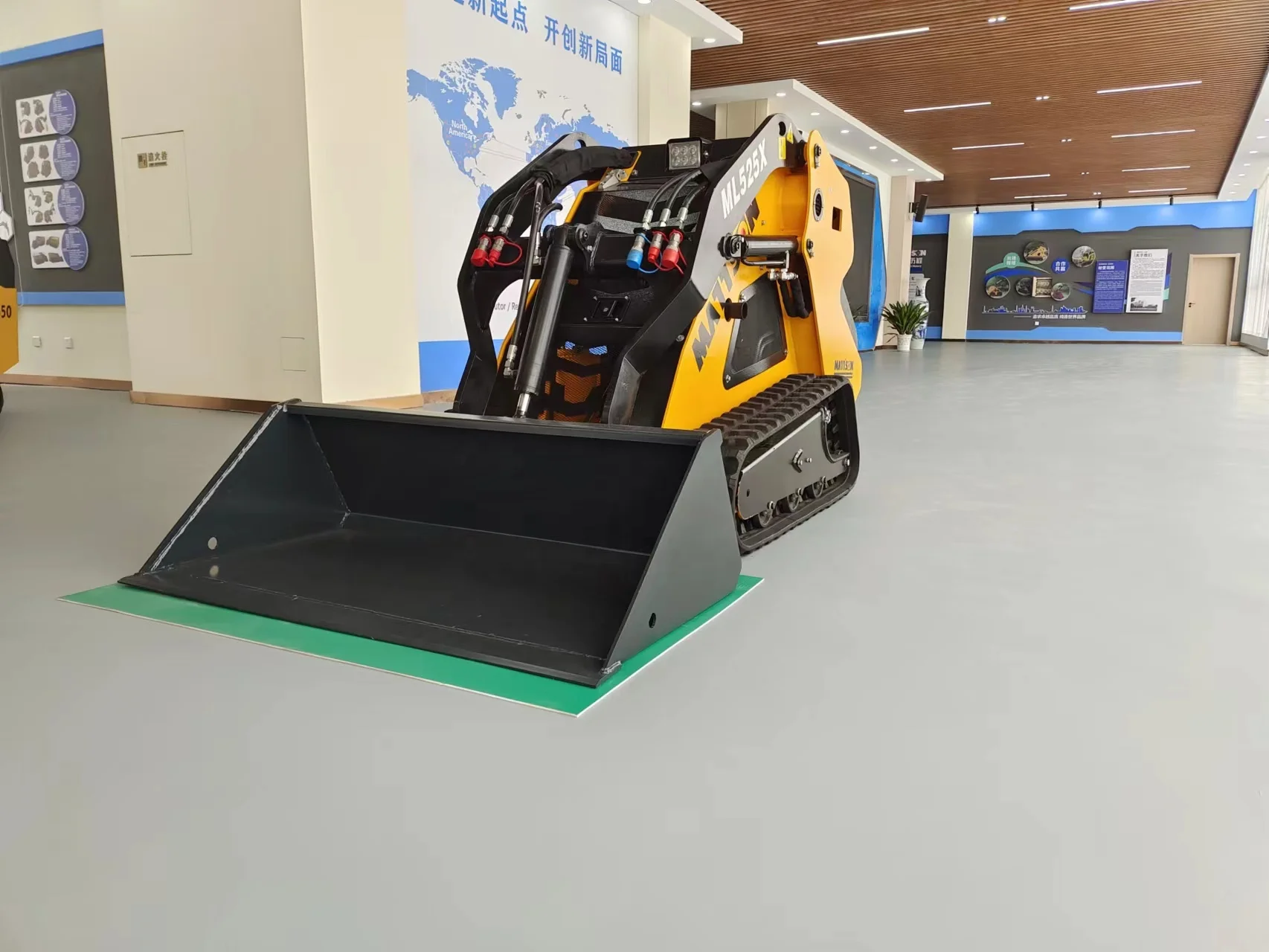 Мини-погрузчик с бортовым поворотом и креплением