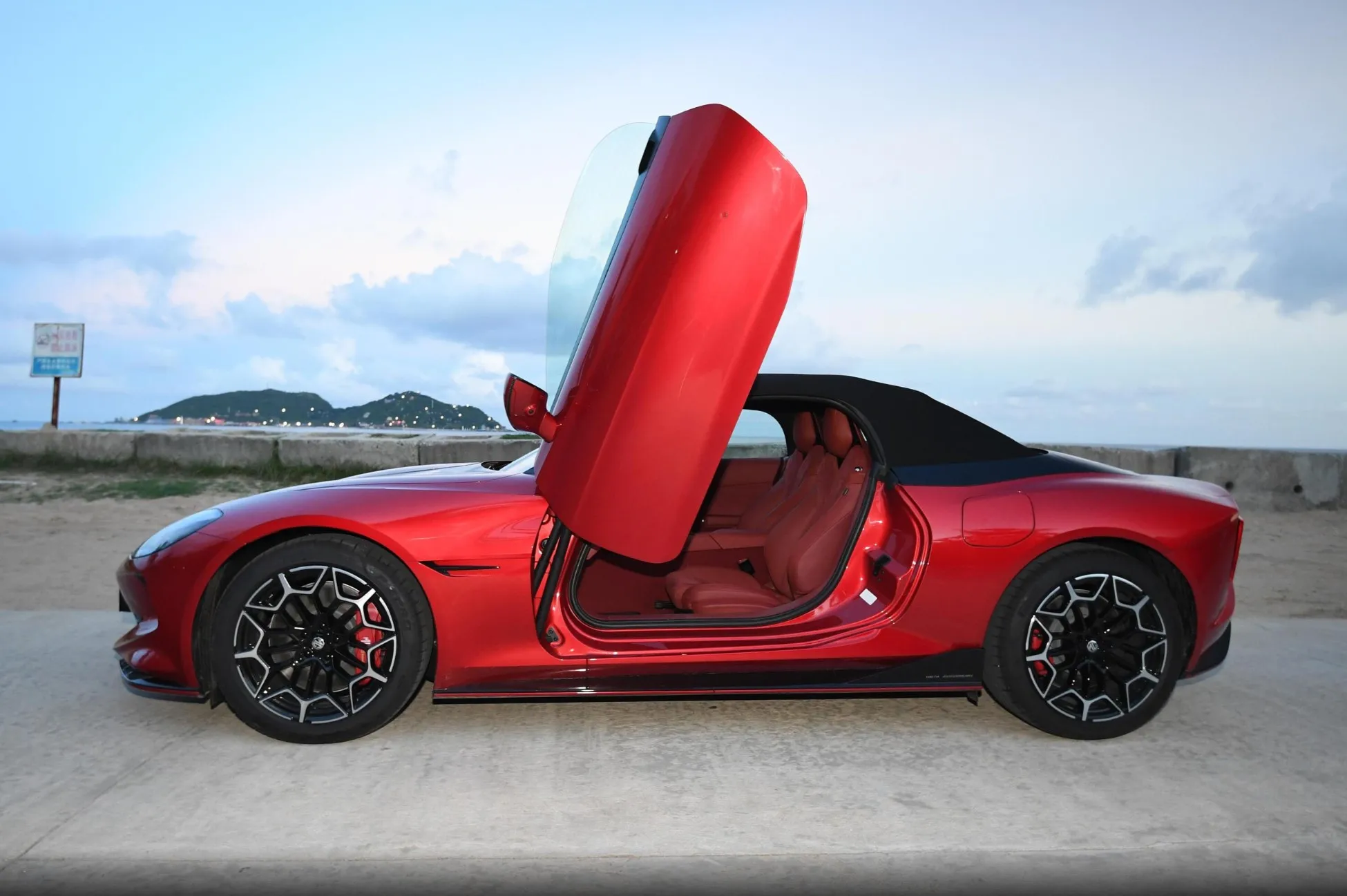 Brand New Mg Cyberster 2 Seat Sports Car Scissor Door New Energy