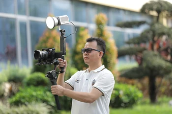 NiceFoto AR-600C 60W Portable Mini RGB LED Video Light for Outdoor Use Small Light detail image