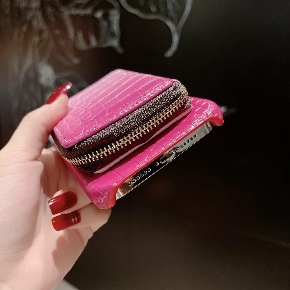 Luxury zipped wallet in alligator leather