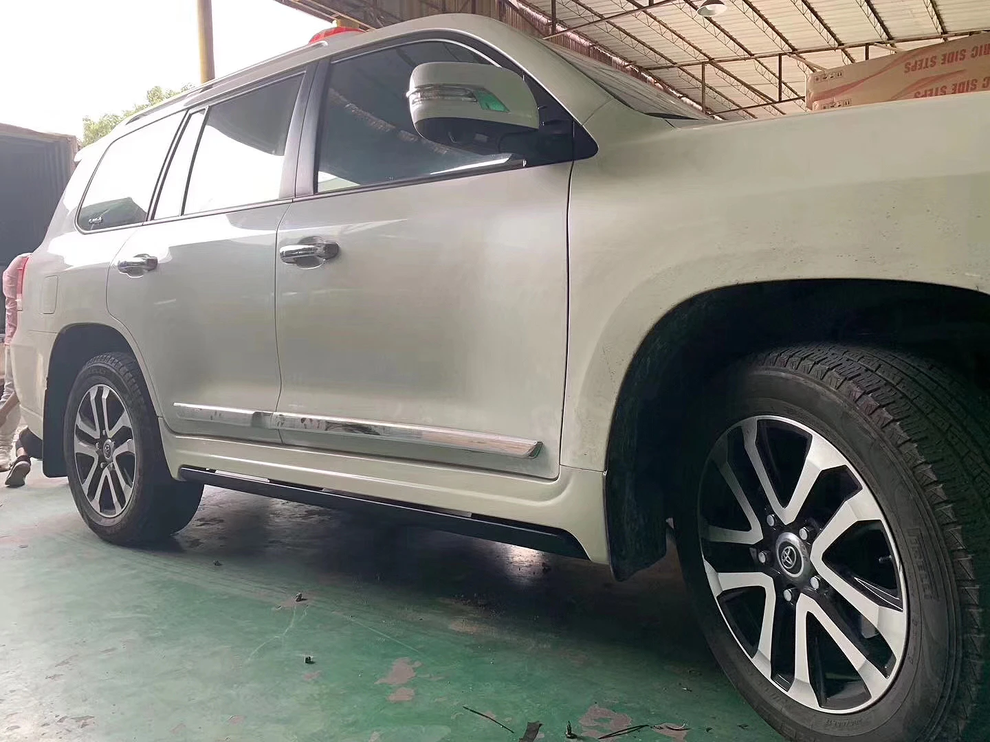 Automatic Electric Side Skirts for Toyota Landcruiser LC200