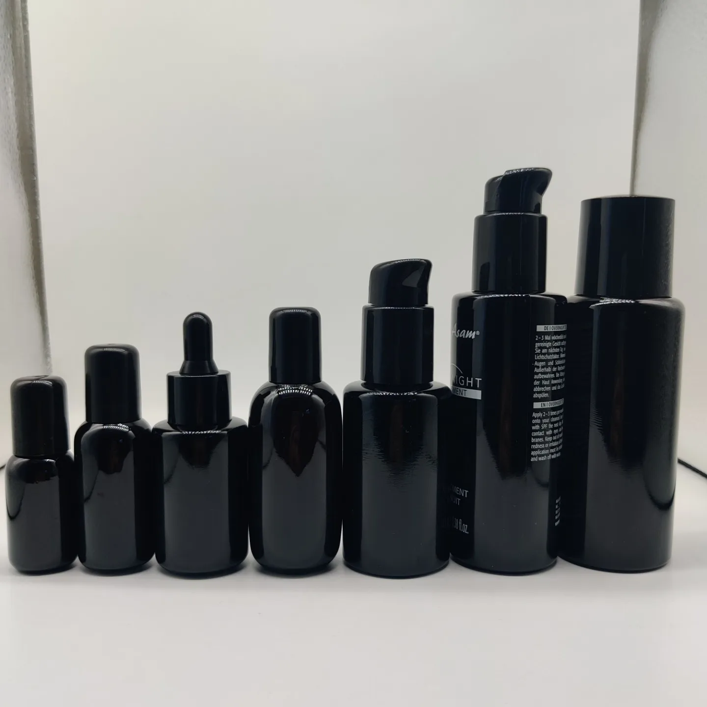 New Product 100ml 200ml Cylinder Frosted Black Lotion Glass Bottle with Matt Black Plastic Cap
