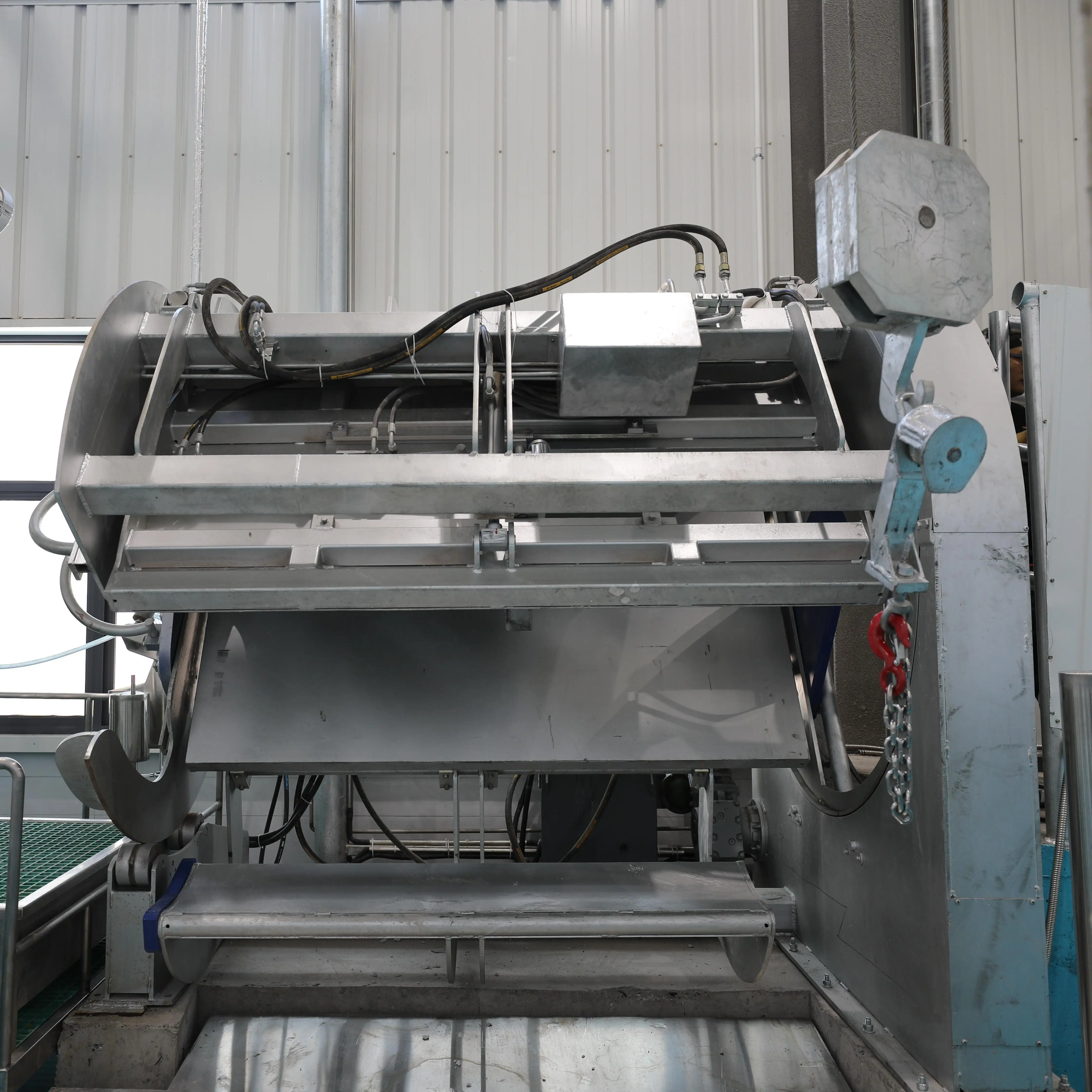 Pneumatic Halal Rotary Slaughter Box for Humane Cattle Stunning and Slaughter Operations