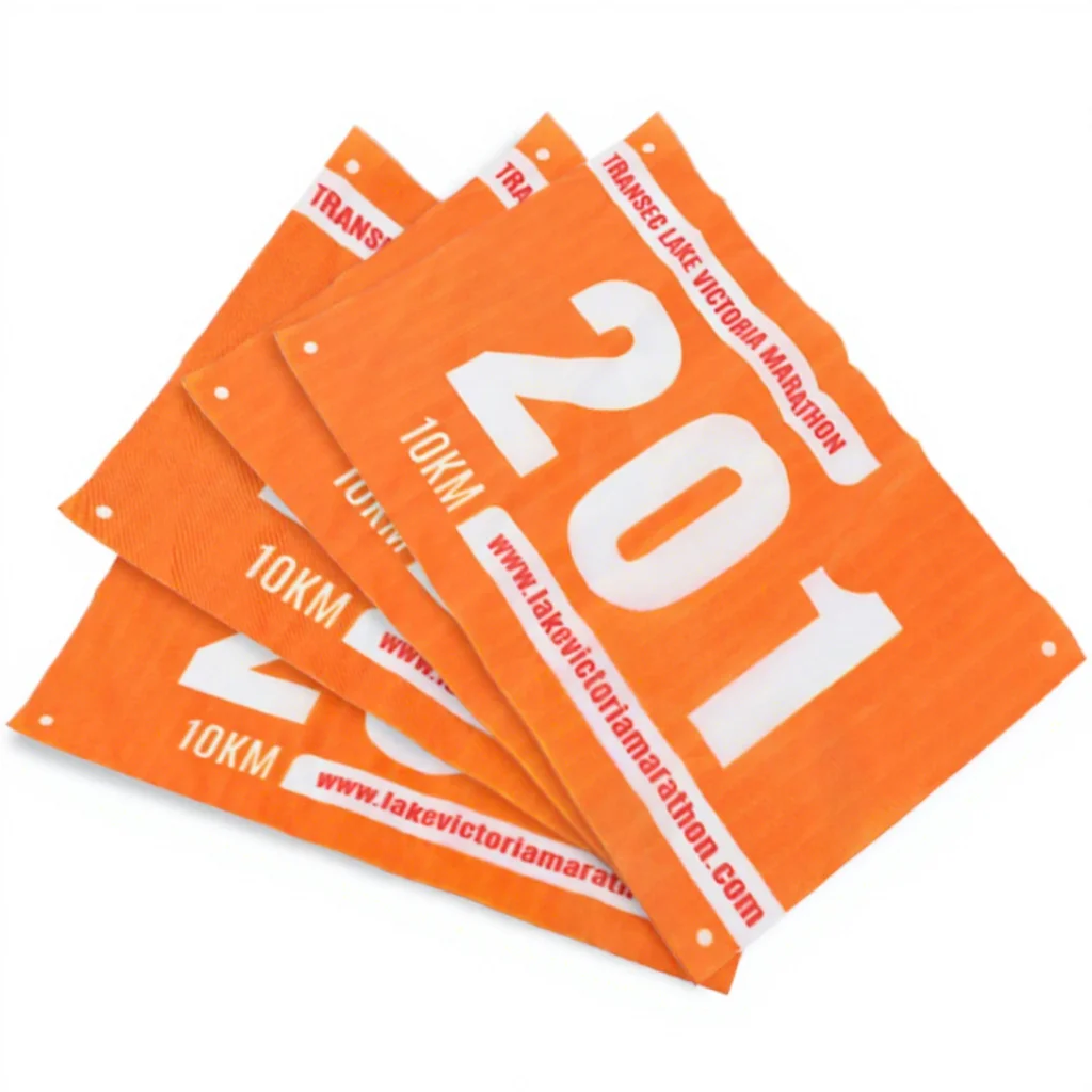 Waterdichte papieren startnummers met op maat gemaakt logo, digitaal bedrukt, inclusief bevestigingsclips/gespen voor evenementen en promoties