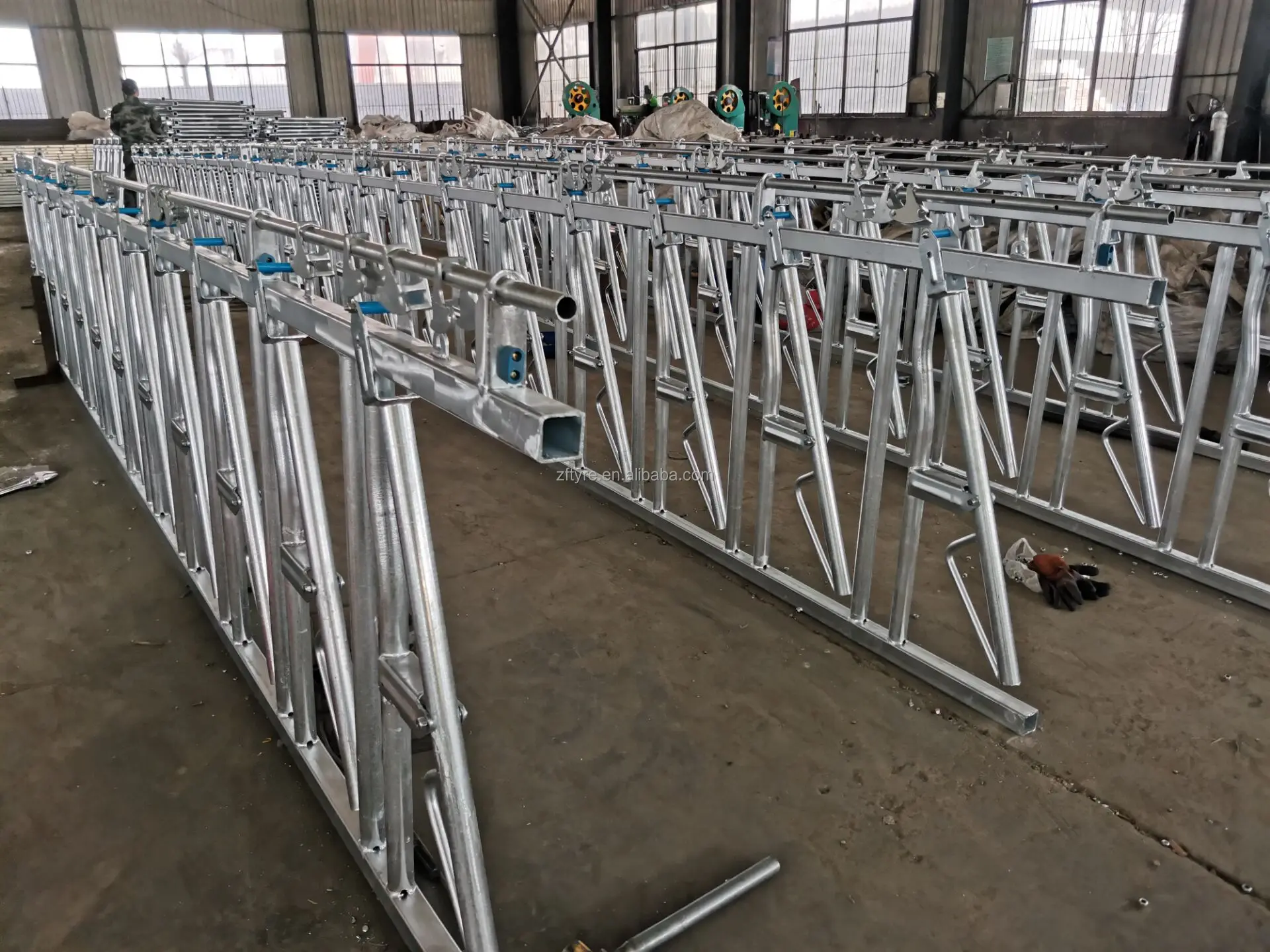 4 Positions 3 Meters Automatic Steel Cow Calf Headlock Dairy Cattle Breeding Equipment Ox Frame Accessories New Livestock Panel
