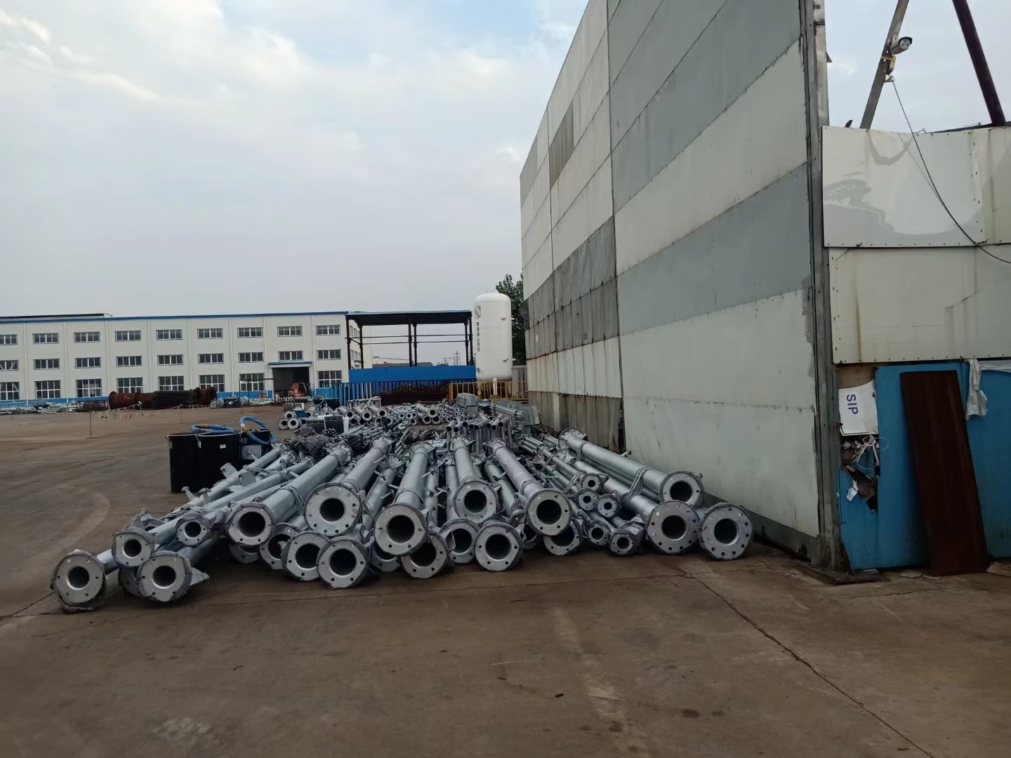 High Quality Galvanized Steel Three-Legged Telecom Tower Monopole Design for 5G Signal Transmission manufacture