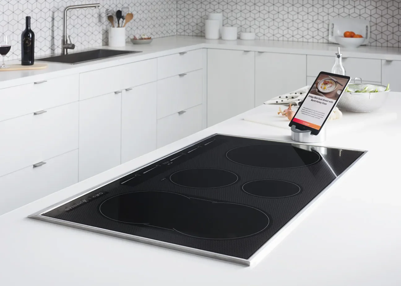 Индукционная техника. Induction Cooktop. Кухонная плита Whirlpool interactive Cooktop. Cooktop. Фото индукционной плиты на кухне.