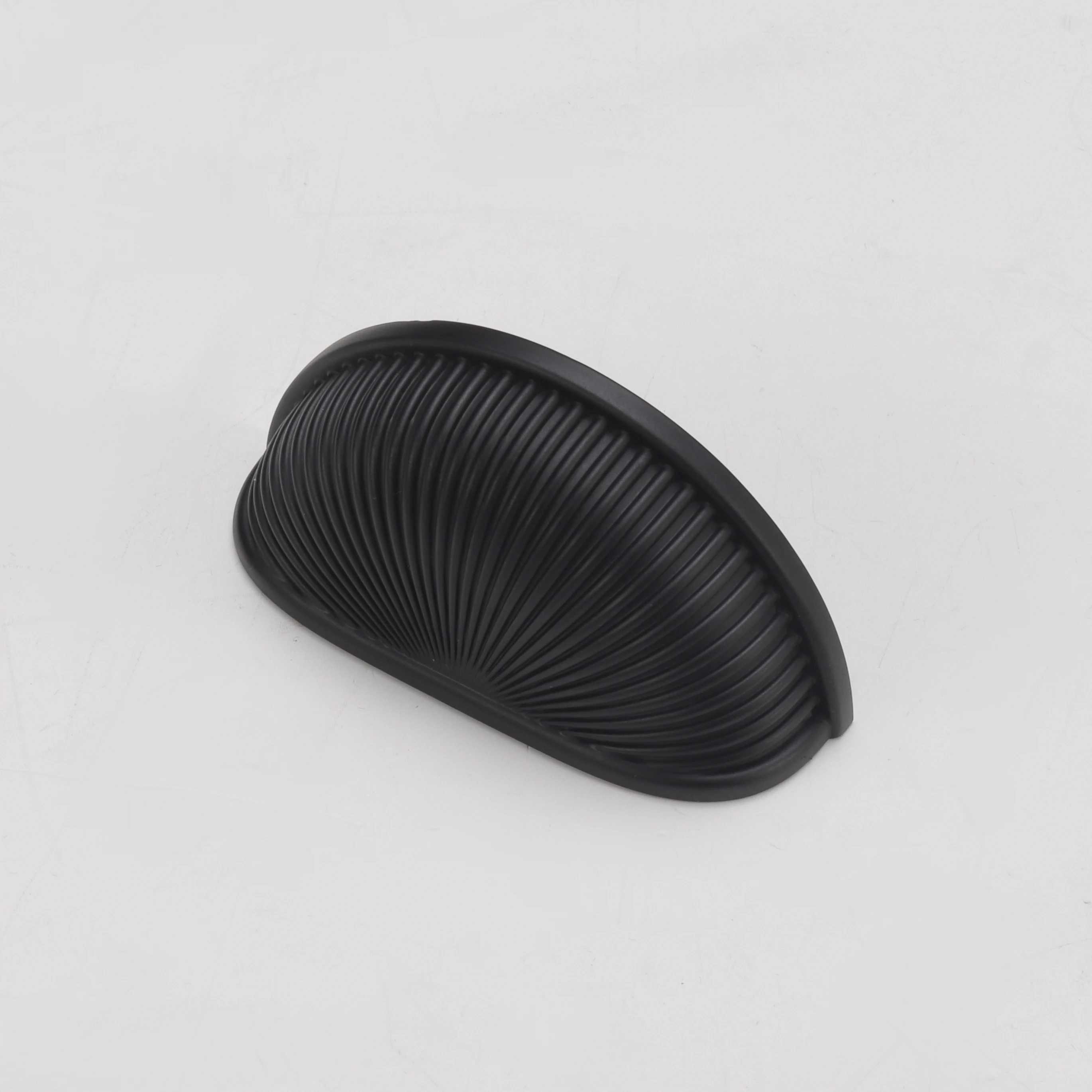 Qiansi Semi Round Bin Cup Shell Brass Black Handles Lip Pull Furniture Kitchen Cabinet Knobs Drawer Cupboard Door Handle Pulls