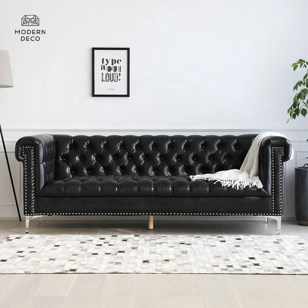 Črna lažna koža Chesterfield sofa gred 3 sedeža z srebrnimi kovinskim nogami, okroženimi roki in ogrtačem z vitkimi glaviči v sobi za počivanje, v loungeu ali v uradu