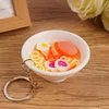 ชามสีขาวพร้อมอาหารจานซูเซจ-ปลา-ก๋วยเตี๋ยว