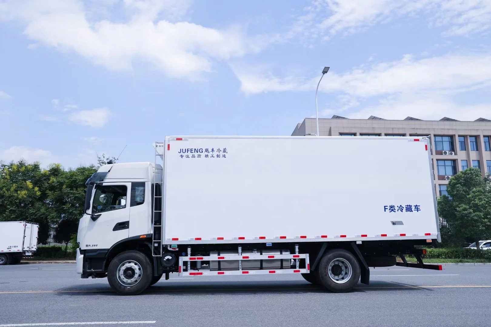Hot-selling Factory Price Dongfeng 300hp 6x2 Cargo Medium Duty Refrigeration Truck with Fashionable High Roof Cabin