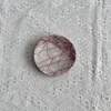 Diámetro 10, altura 2 cm, mármol rojo.