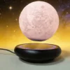 Lámpara de luna flotante con base negra.