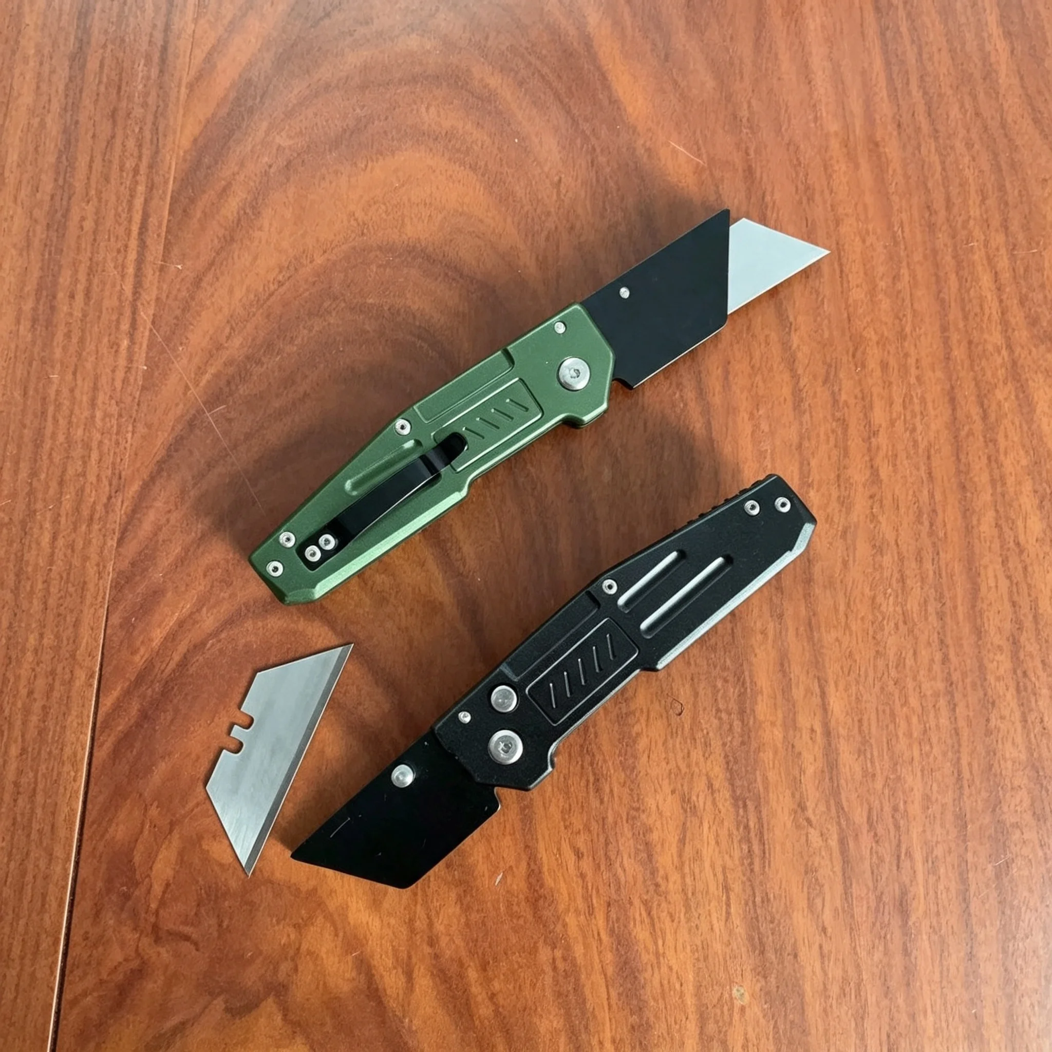 Heavy Duty Folding Utility Knife with Replaceable Blade Aluminum Alloy Handle Safety Lock for Carton Cutting - view 1