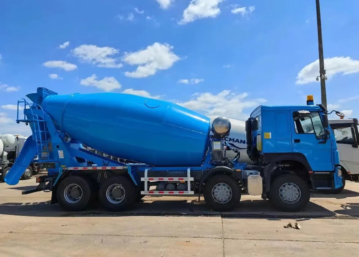 8x4 Cement Mixer Truck In Left Hand Drive Loading Concrete Mixer Truck