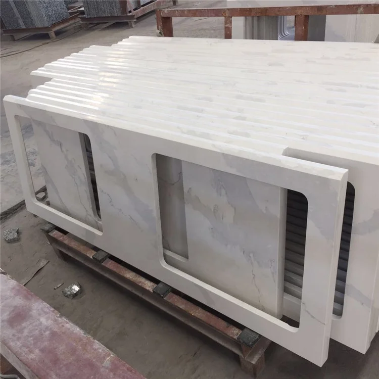 أسطح طاولات المطبخ المصنوعة من الحجر الصناعي الأبيض الناصع (Snow White) المُنتَجة في المصنع مباشرةً والمزينة بذرات كوارتز لامعة