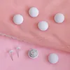 Un artículo cubierto de tela blanca.