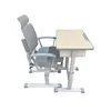 03-Escritorio con vetas de madera y silla de descanso gris