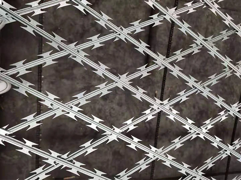 High quality hot dipped galvanized diamond razor barbed wire mesh anti climb welded concertina blade razor wire fence