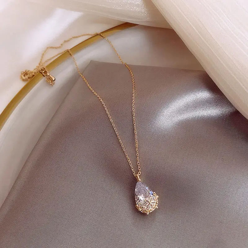 [PRIMAUTE] 韓国☆CRYSTAL drop NECKLACE PRIMAUTE] 韓国☆CRYSTAL drop NECKLACE Floral Crystal Drop