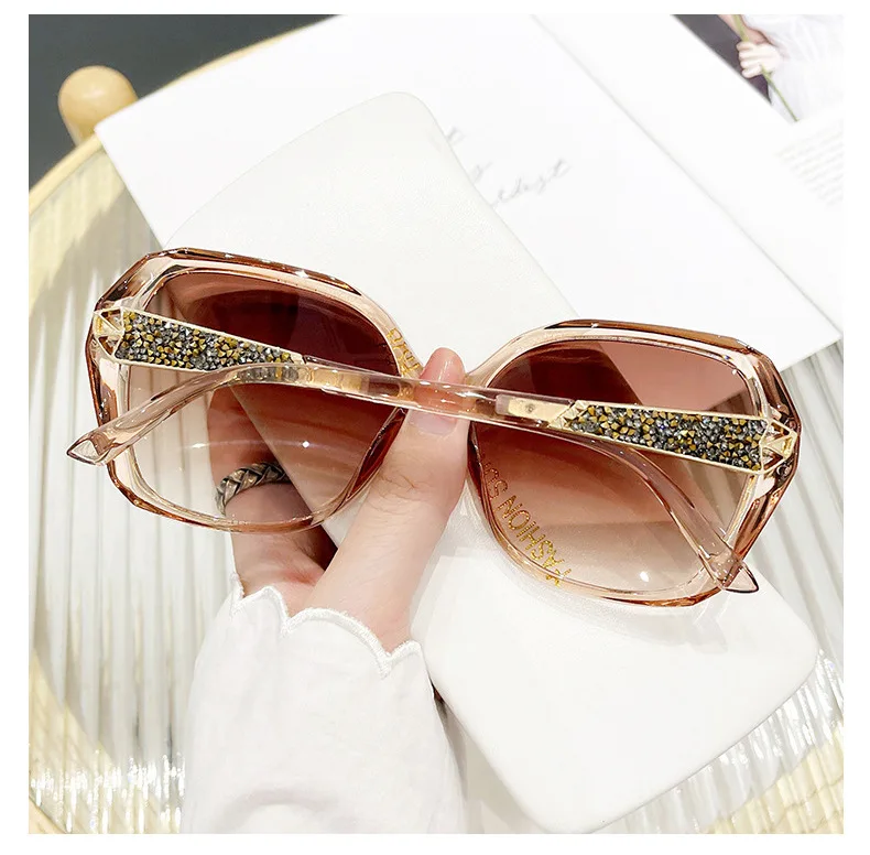 2024 Luxury Diamond Oversized Women Round Butterfly Shades display picture 1