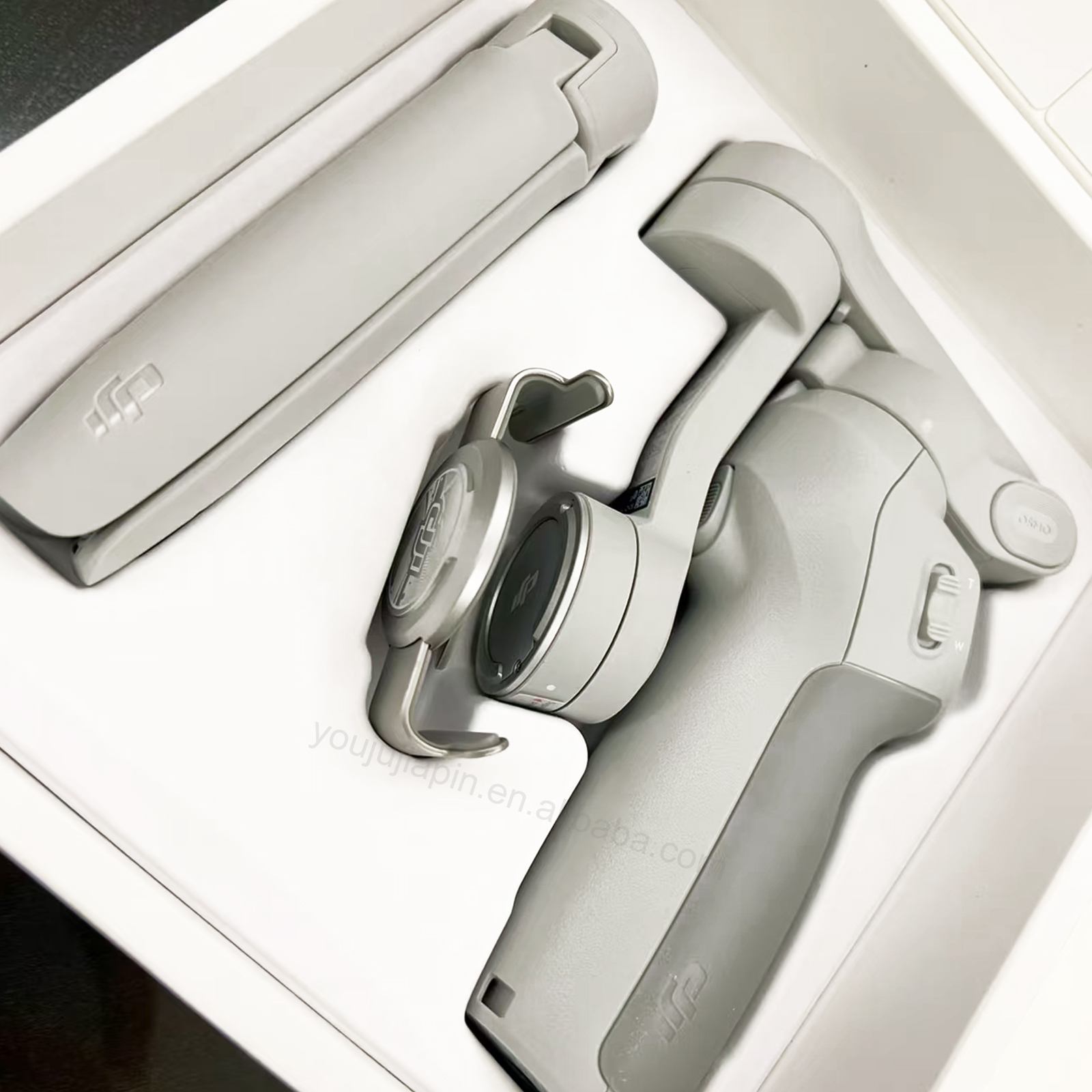 DJI OM 4 Katlanabilir Stabilizatör, 15 Saat Çalışma Süresi ile