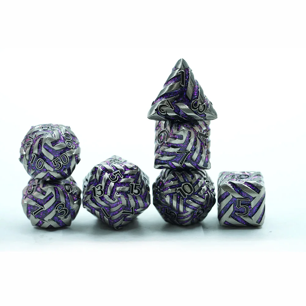 7-deler Polyedrisk Metallterningsett for DND-spill Zinklegering med lilla gnistrende mika stripe og svart tall