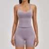 Conjunto de top y pantalones cortos morado claro