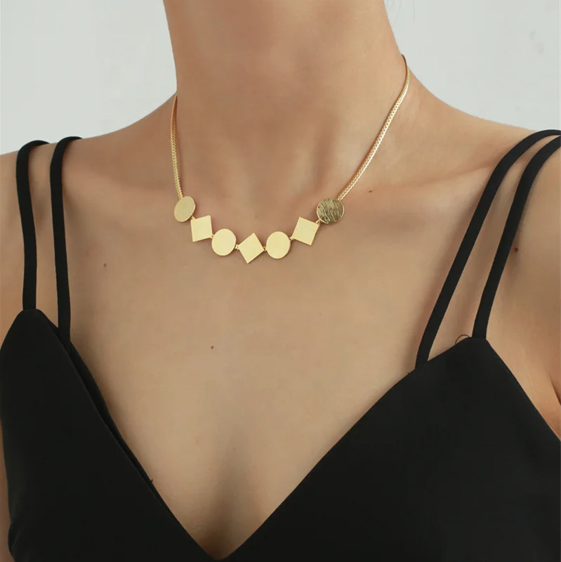 New colorful low-neck necklaces for women