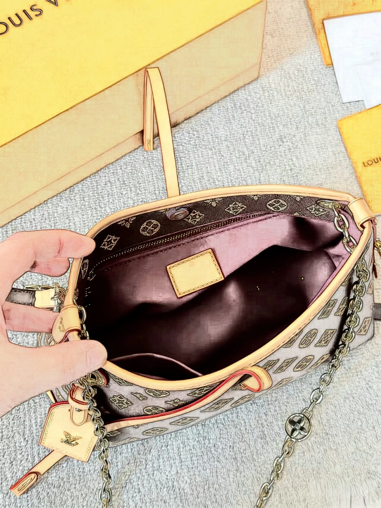 Women’s Genuine Leather Summer 2026 Crossbody Bag with Zipper Closure Single Strap Middle Size Everyday Use