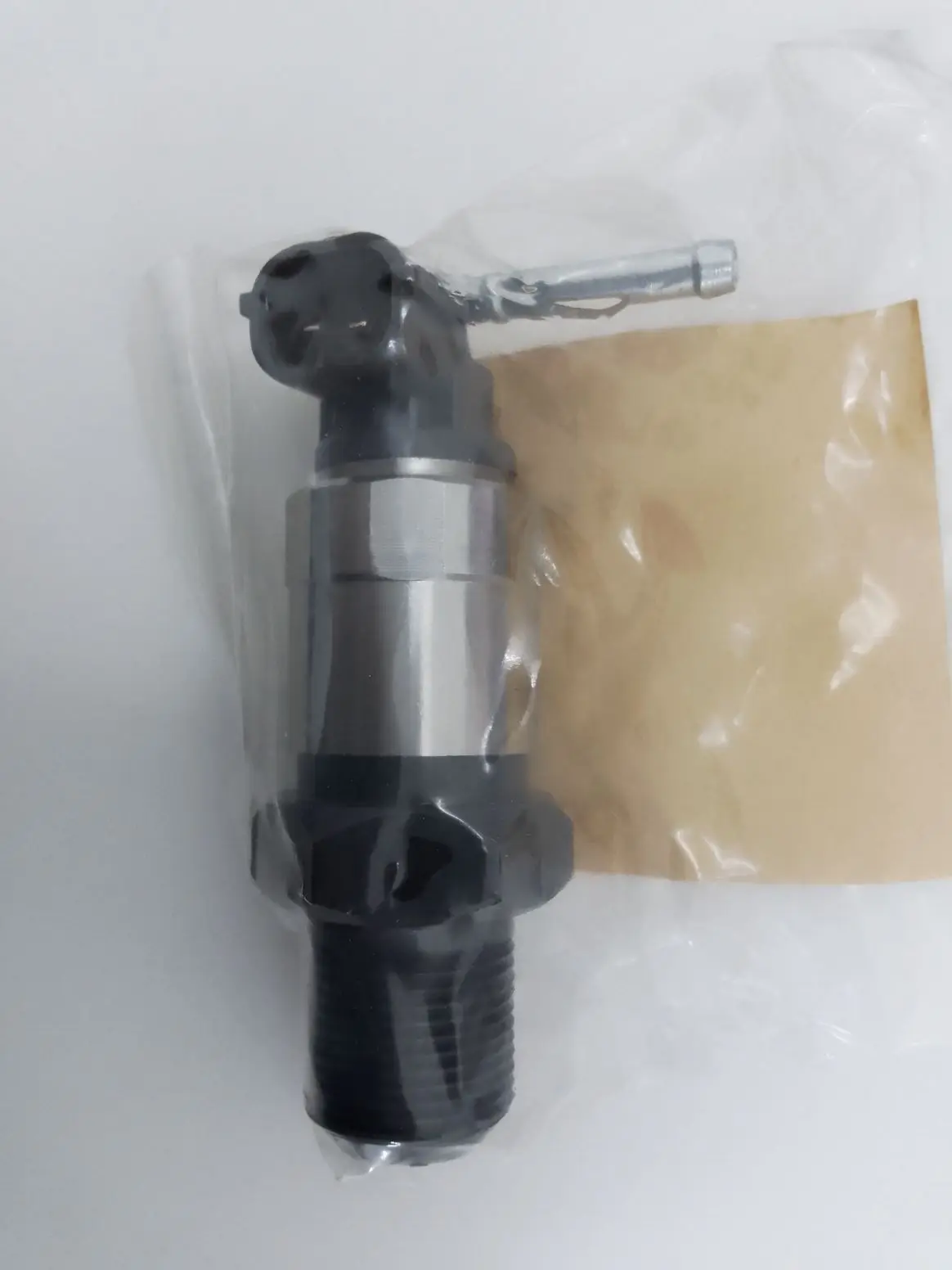 Common Rail Fuel Rail Pressure Sensor 23810-30100 23810 30100 23810-0L030 23810 0L030 LIFT and RIGHT for 1KD 2KD