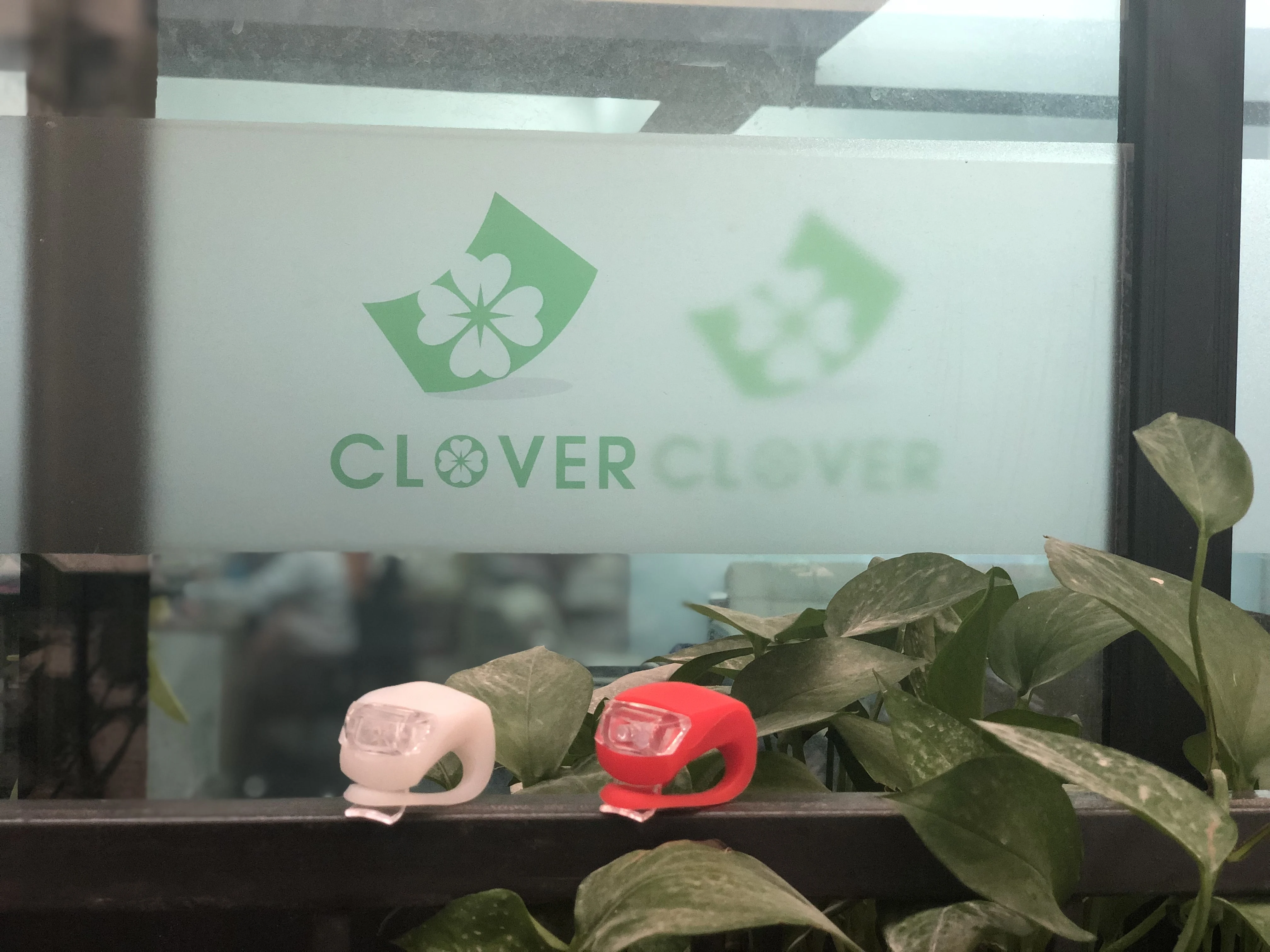 Clover 1 компл. Бесплатный образец дешевый 2 светодиодный цветной велосипедный задний фонарь Безопасность водонепроницаемый резиновый силиконовый велосипедный фонарь