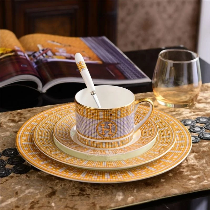 Source Wholesale Luxury Tableware Dinnerware Set Gold Mosaic Royal Western  Ceramic Bone China 58 Pcs Gift Box Minimalist Giveaways on m.