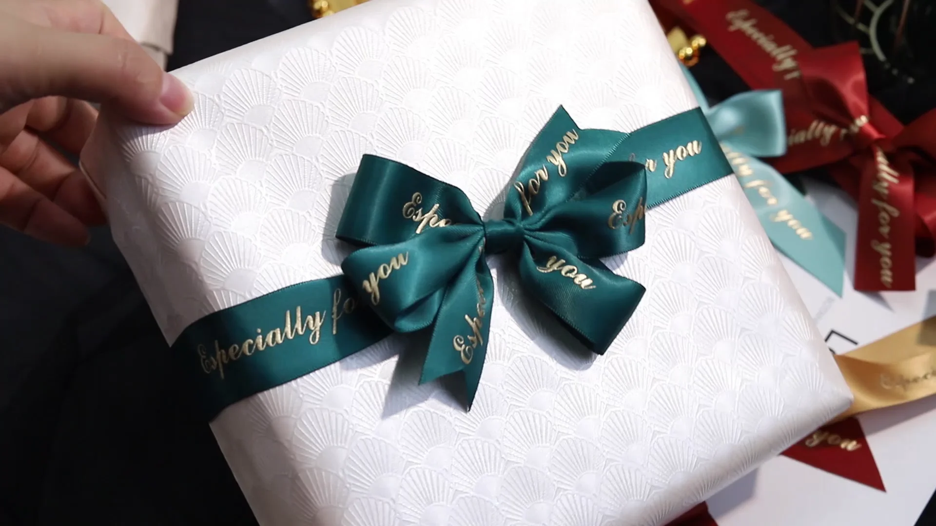 Wholesale Customise Pre Tied Satin Gift Ribbon Bow With Elastic Loop