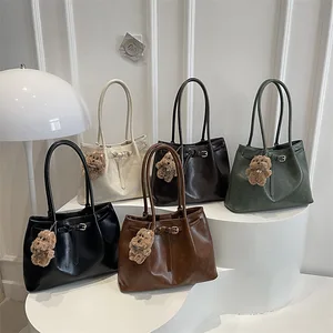 Fashionable Large Capacity Women's Bag 2026 Winter New Women's Bag Vintage Solid Color Tote Bag with Pendant