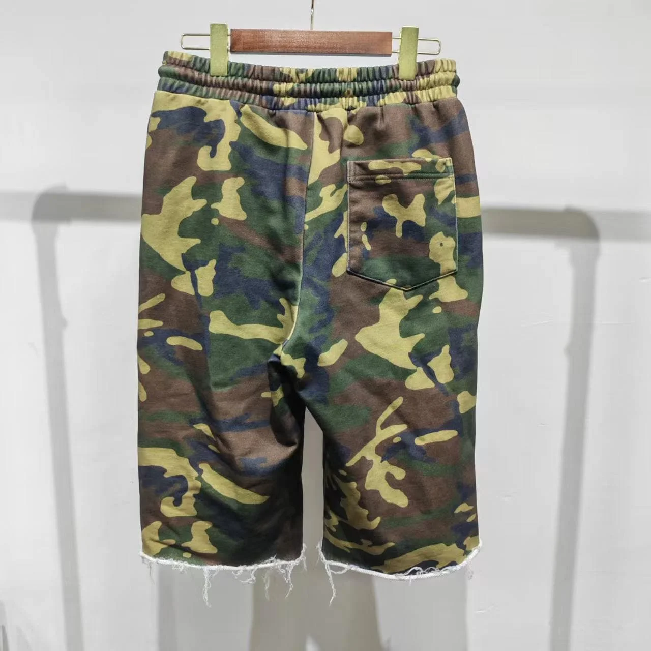 OEM ODM Men Baggy Drawstring Hip Hop Street Jungle Camo Distressed Rip Raw Hem Custom Bold Red Number Print Sweat Shorts gallery 2